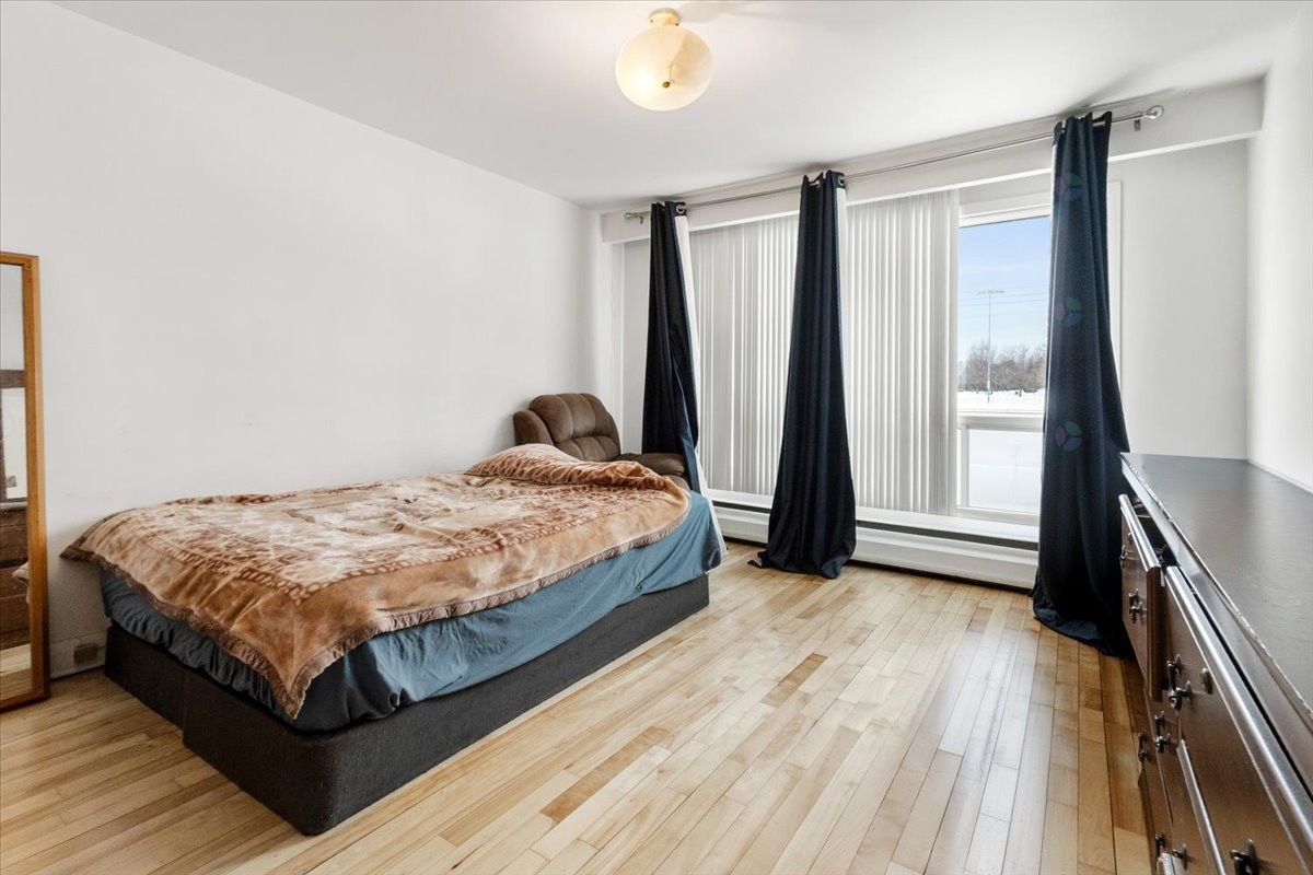 









2584


Rue Sauvé E.

,
Montréal (Ahuntsic-Cartierville),




QC
H2B1C3

