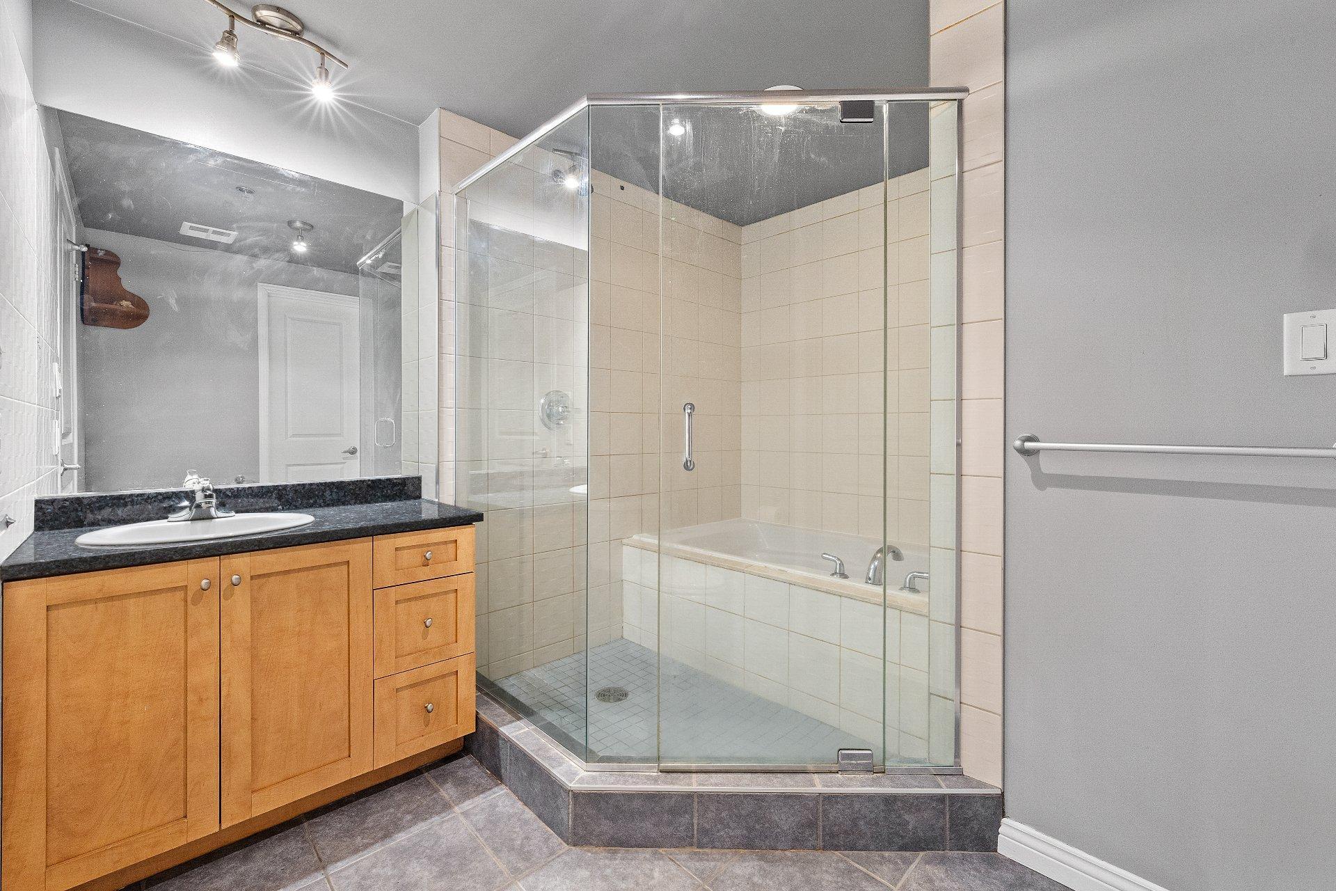 









550


Rue Jean-D'Estrées

, 902,
Montréal (Ville-Marie),




QC
H3C6W1

