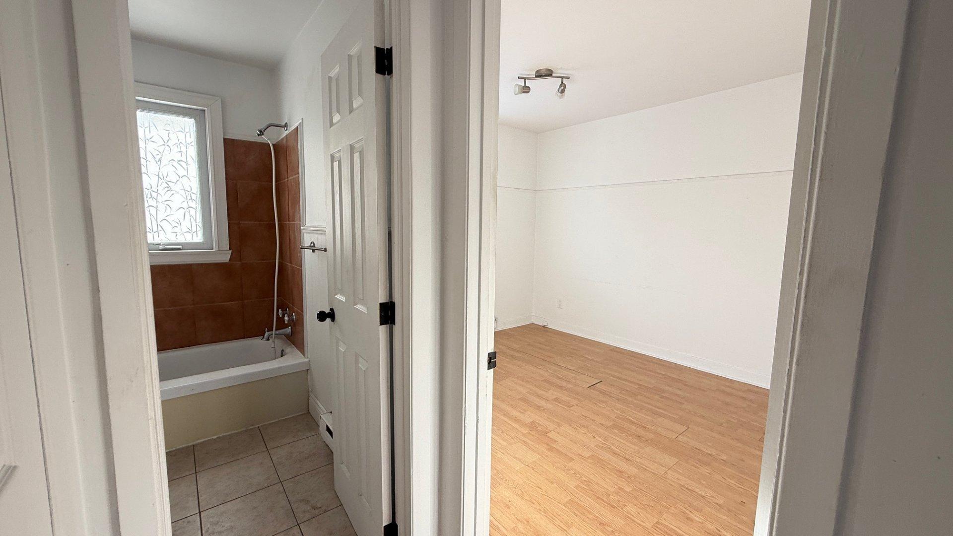 









8830


Av. Gravel

,
Laval (Saint-François),




QC
H7A1P3

