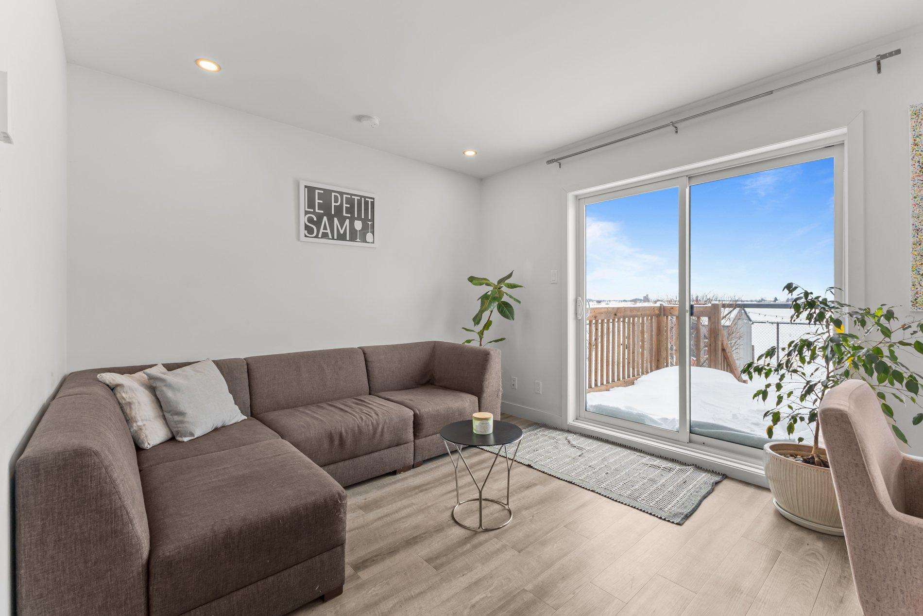 









27


64e Avenue O.

,
Saint-Paul-de-l'Île-aux-Noix,




QC
J0J1G0

