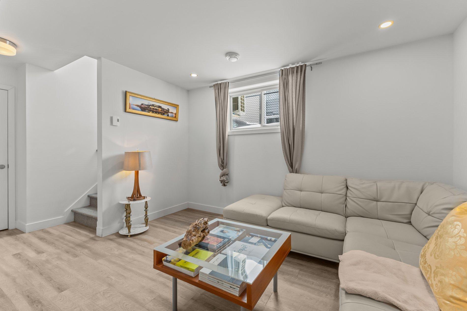 









27


64e Avenue O.

,
Saint-Paul-de-l'Île-aux-Noix,




QC
J0J1G0

