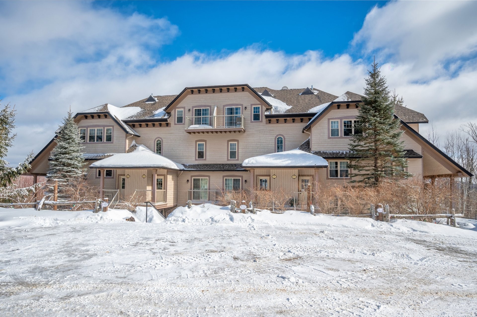 









305


Rue du Mont-Plaisant

, 5,
Mont-Tremblant,




QC
J8E1L2

