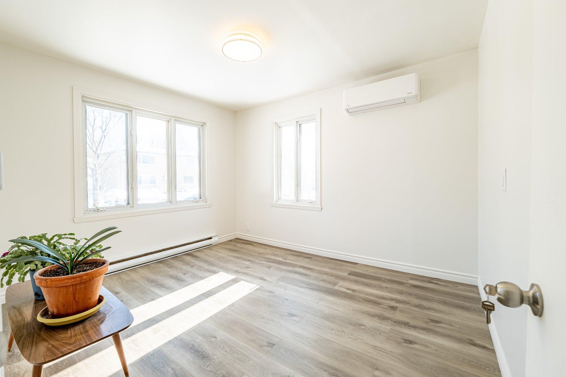 









361


Rue Brodeur

,
Longueuil (Le Vieux-Longueuil),




QC
J4J2S5

