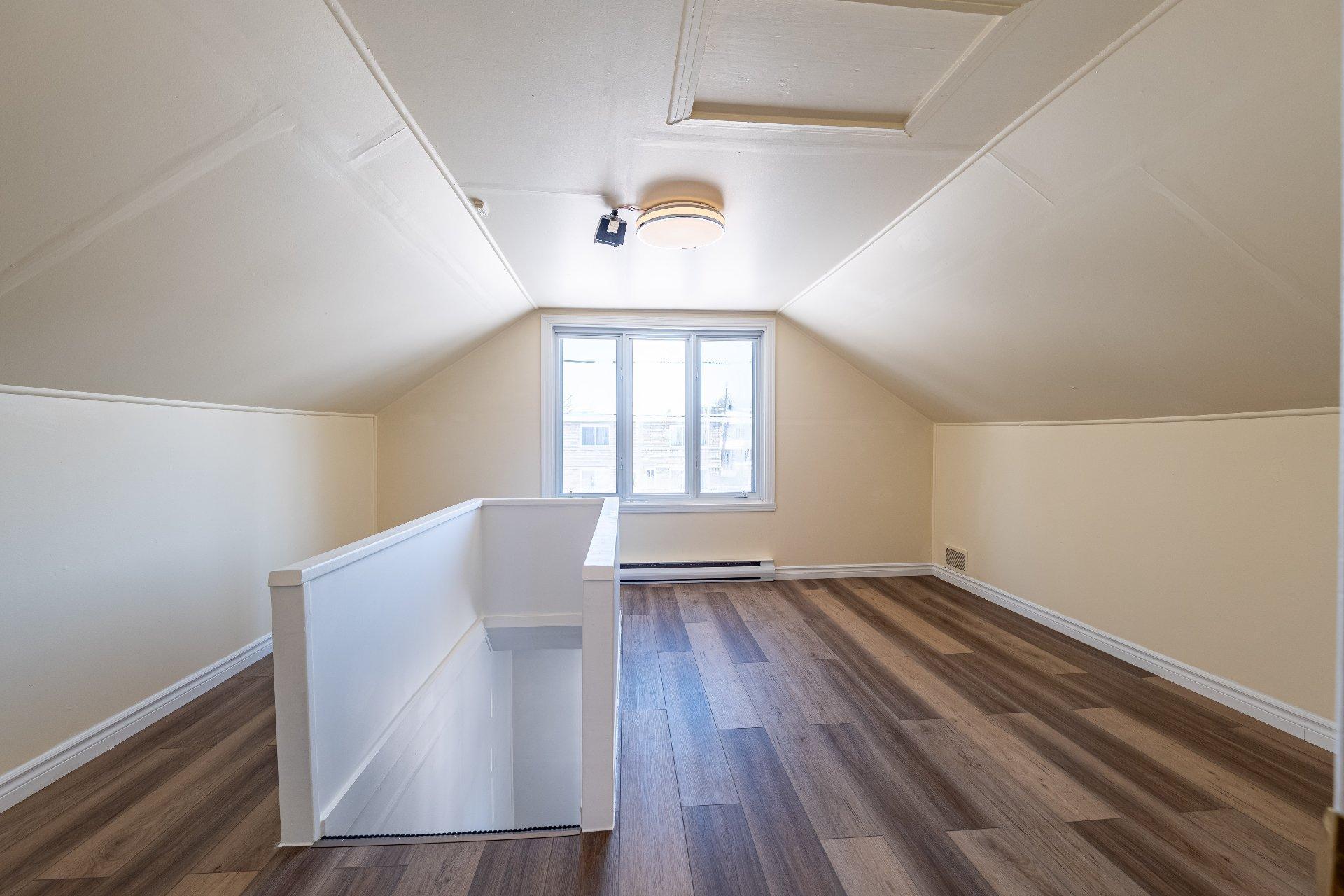 









361


Rue Brodeur

,
Longueuil (Le Vieux-Longueuil),




QC
J4J2S5

