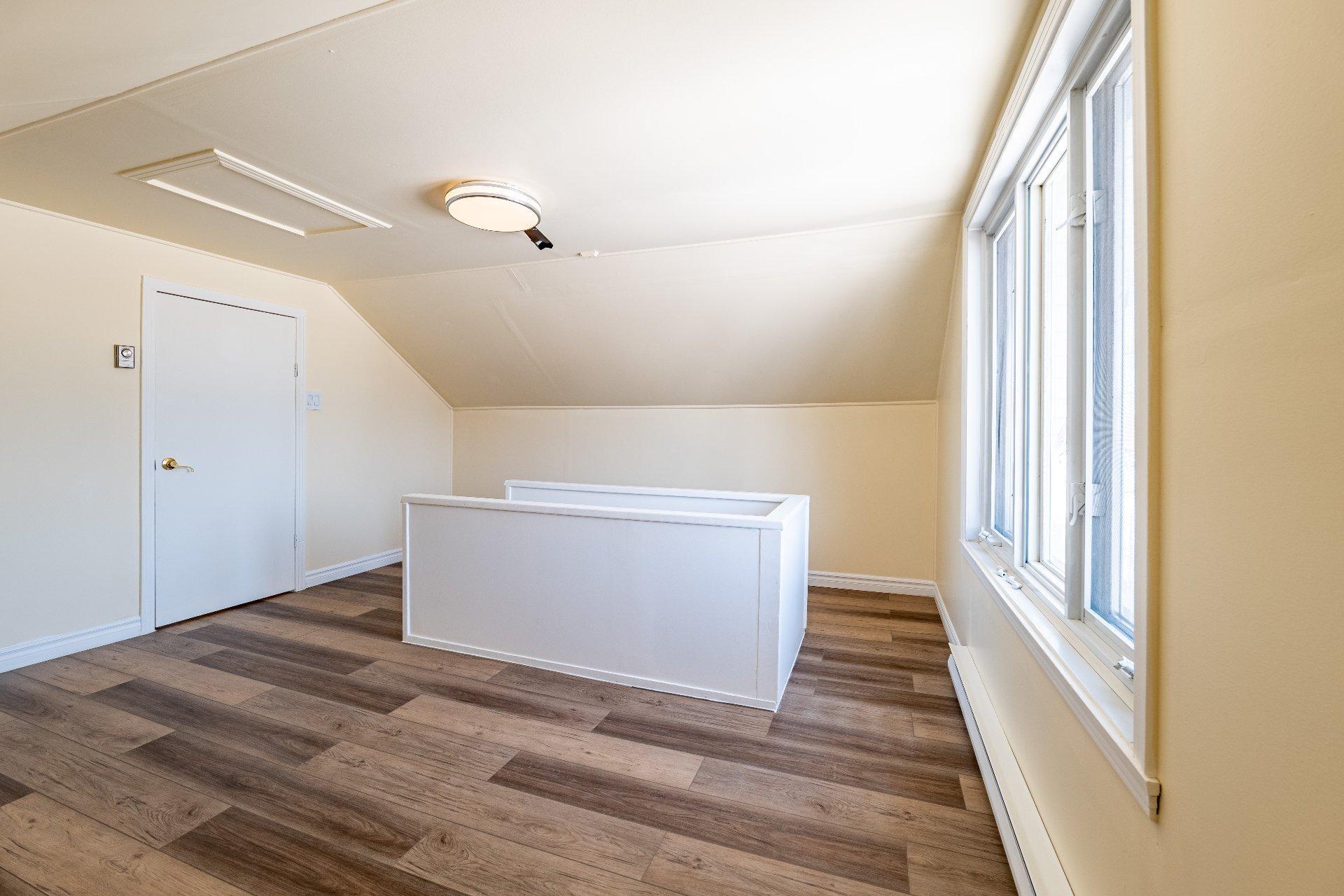 









361


Rue Brodeur

,
Longueuil (Le Vieux-Longueuil),




QC
J4J2S5

