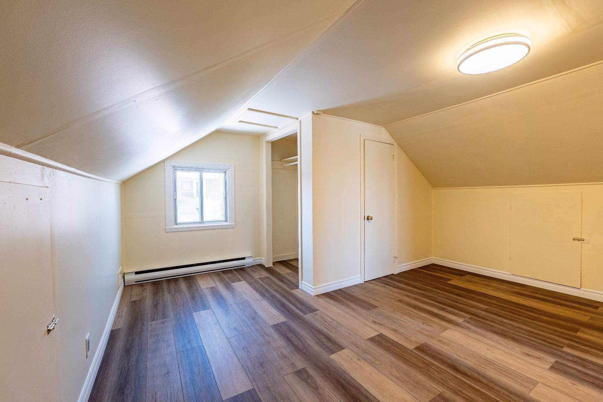 









361


Rue Brodeur

,
Longueuil (Le Vieux-Longueuil),




QC
J4J2S5

