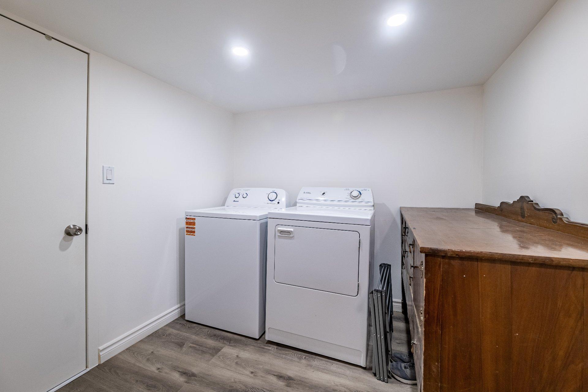 









361


Rue Brodeur

,
Longueuil (Le Vieux-Longueuil),




QC
J4J2S5

