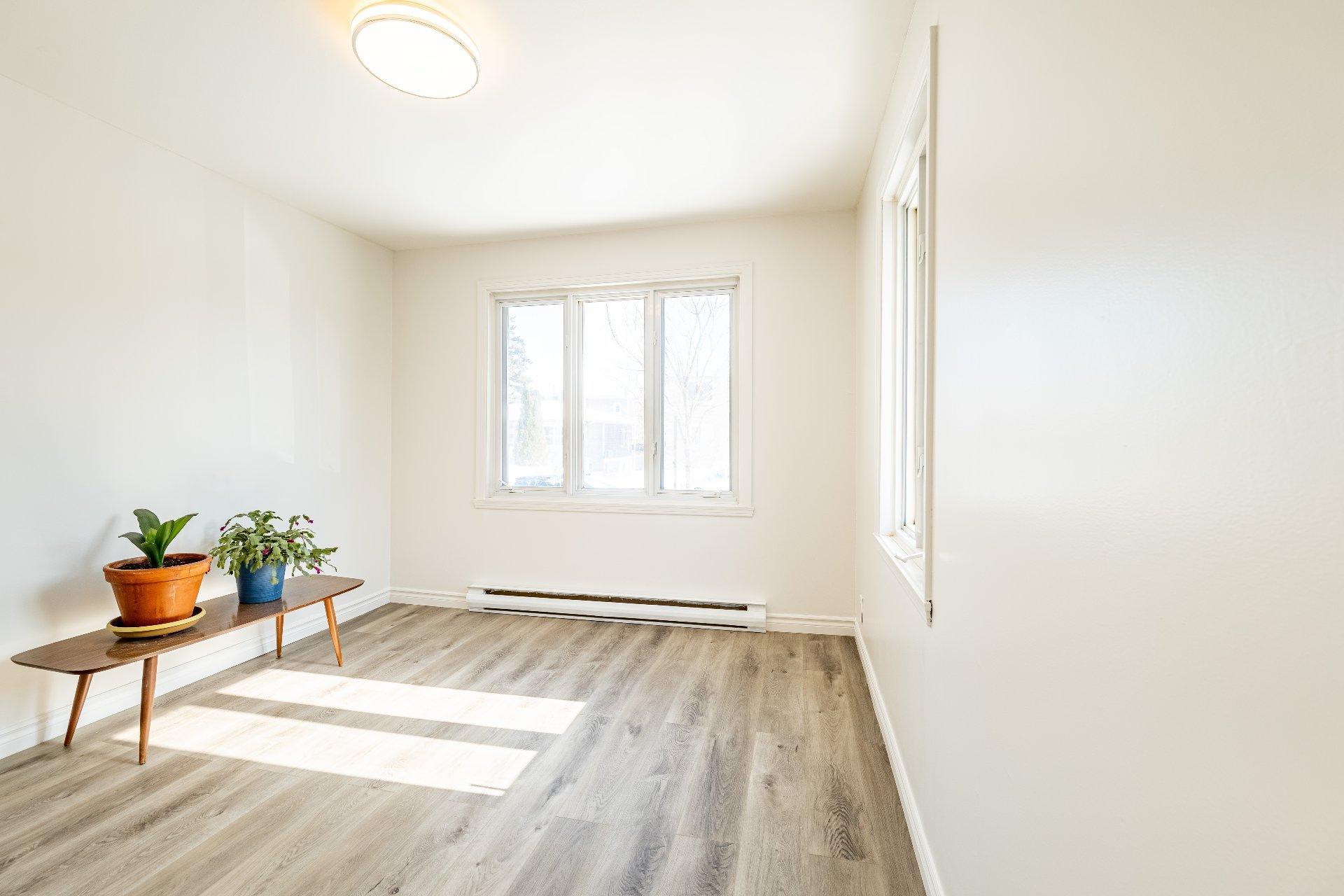 









361


Rue Brodeur

,
Longueuil (Le Vieux-Longueuil),




QC
J4J2S5

