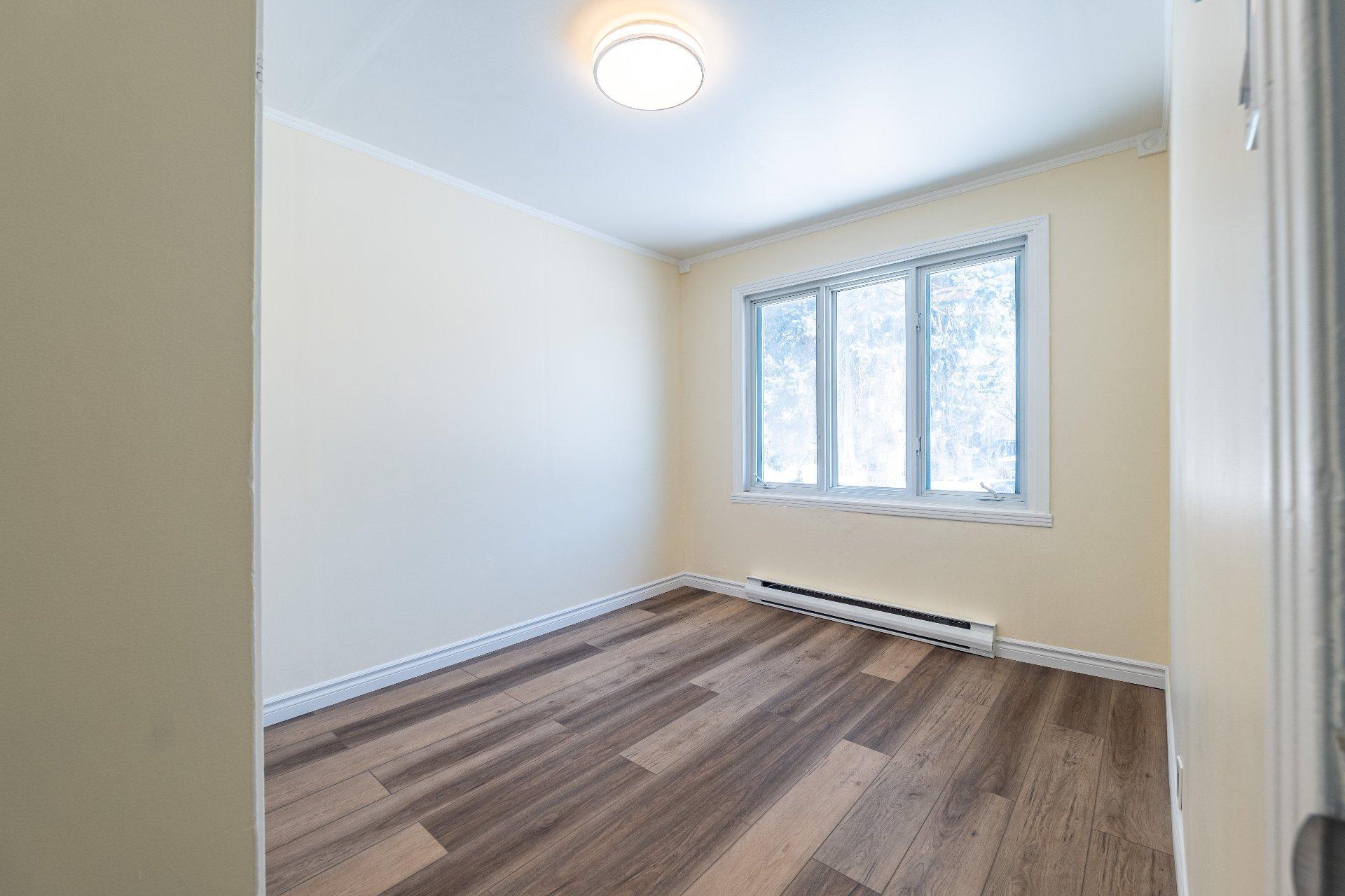 









361


Rue Brodeur

,
Longueuil (Le Vieux-Longueuil),




QC
J4J2S5

