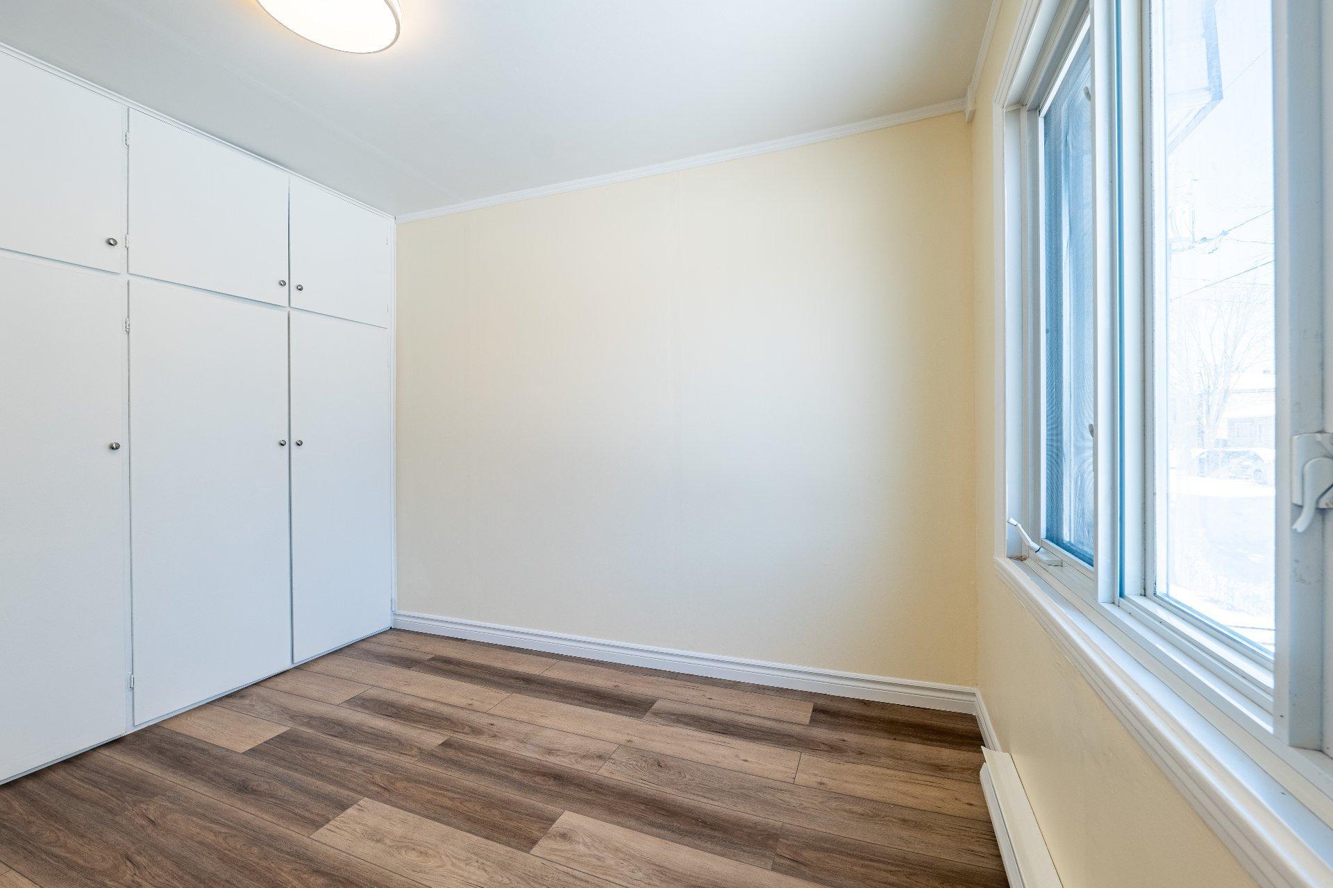 









361


Rue Brodeur

,
Longueuil (Le Vieux-Longueuil),




QC
J4J2S5

