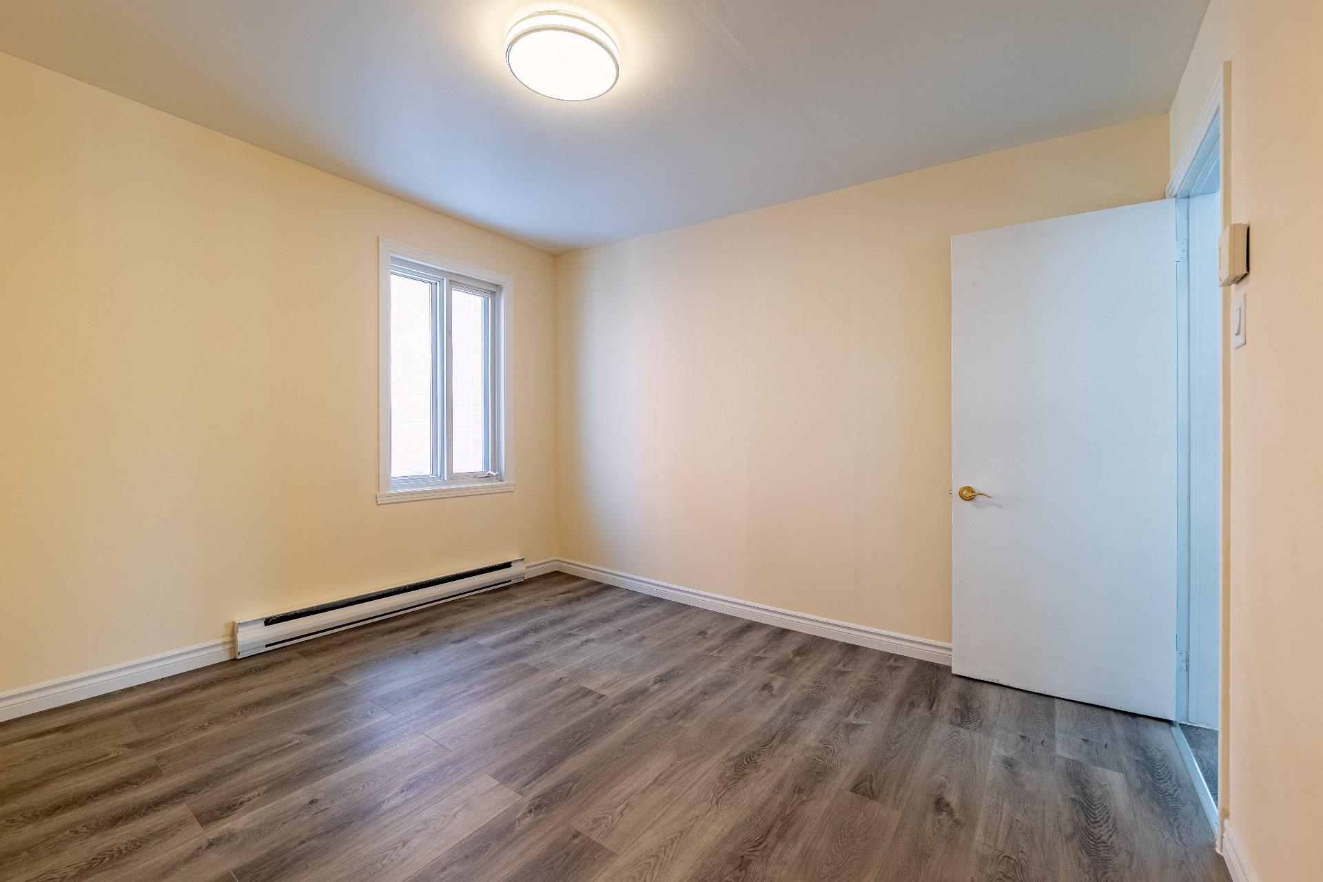 









361


Rue Brodeur

,
Longueuil (Le Vieux-Longueuil),




QC
J4J2S5

