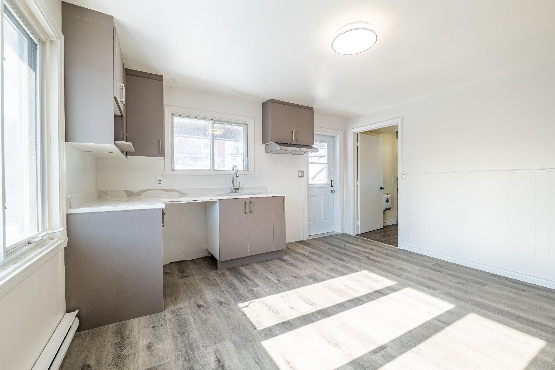 









361


Rue Brodeur

,
Longueuil (Le Vieux-Longueuil),




QC
J4J2S5

