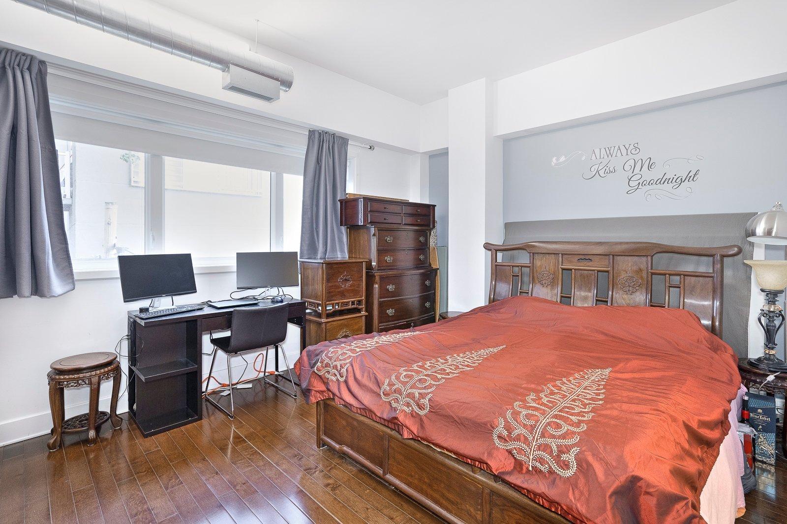 









2375


Av. Ekers

, 204,
Mont-Royal,




QC
H3S1C6

