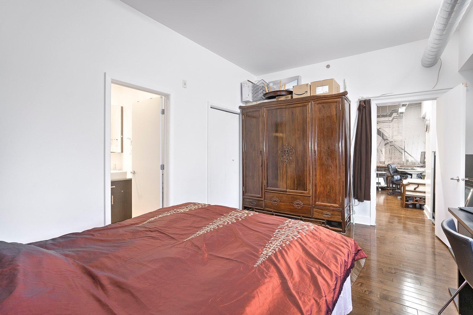 









2375


Av. Ekers

, 204,
Mont-Royal,




QC
H3S1C6

