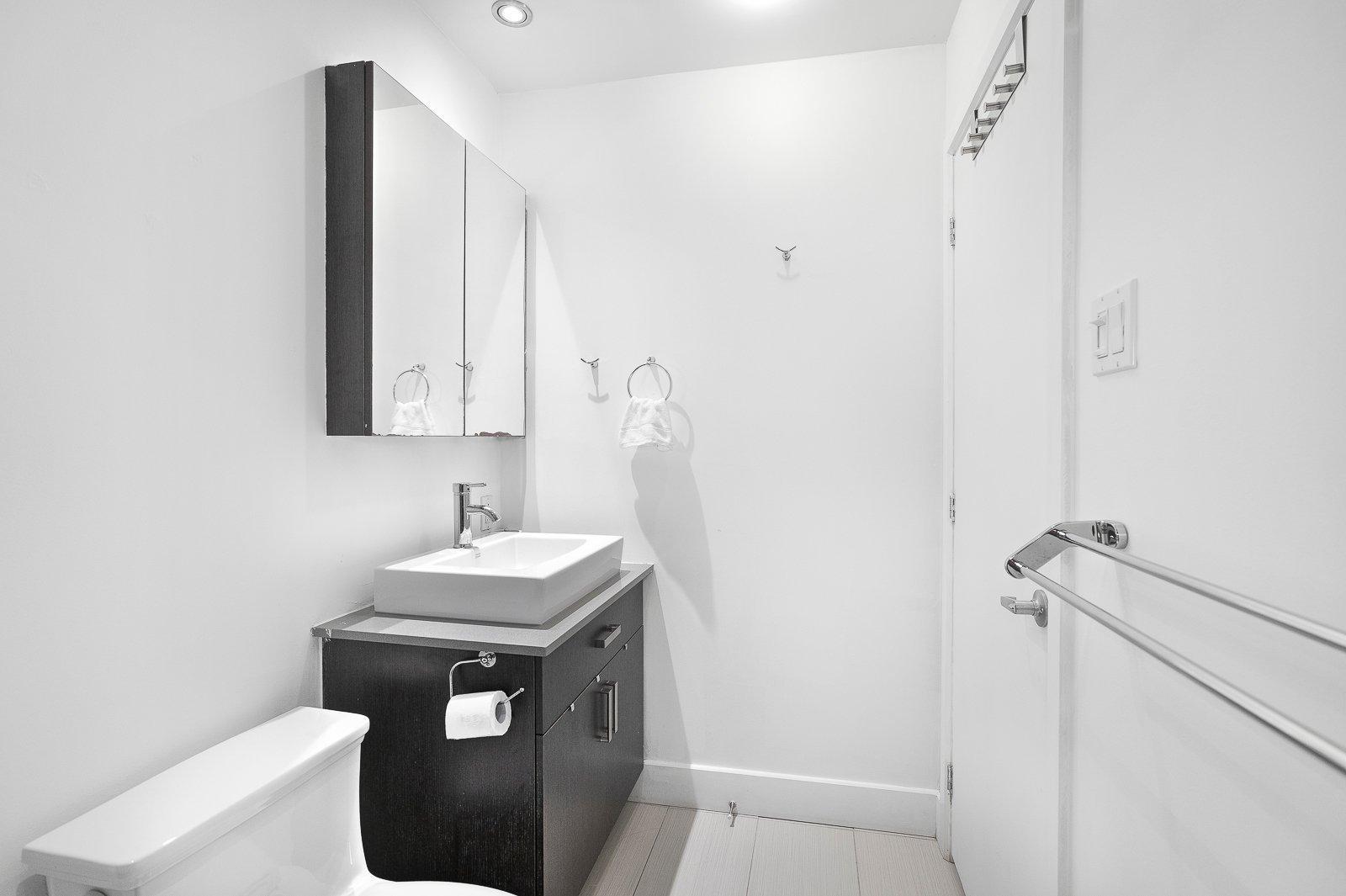 









2375


Av. Ekers

, 204,
Mont-Royal,




QC
H3S1C6

