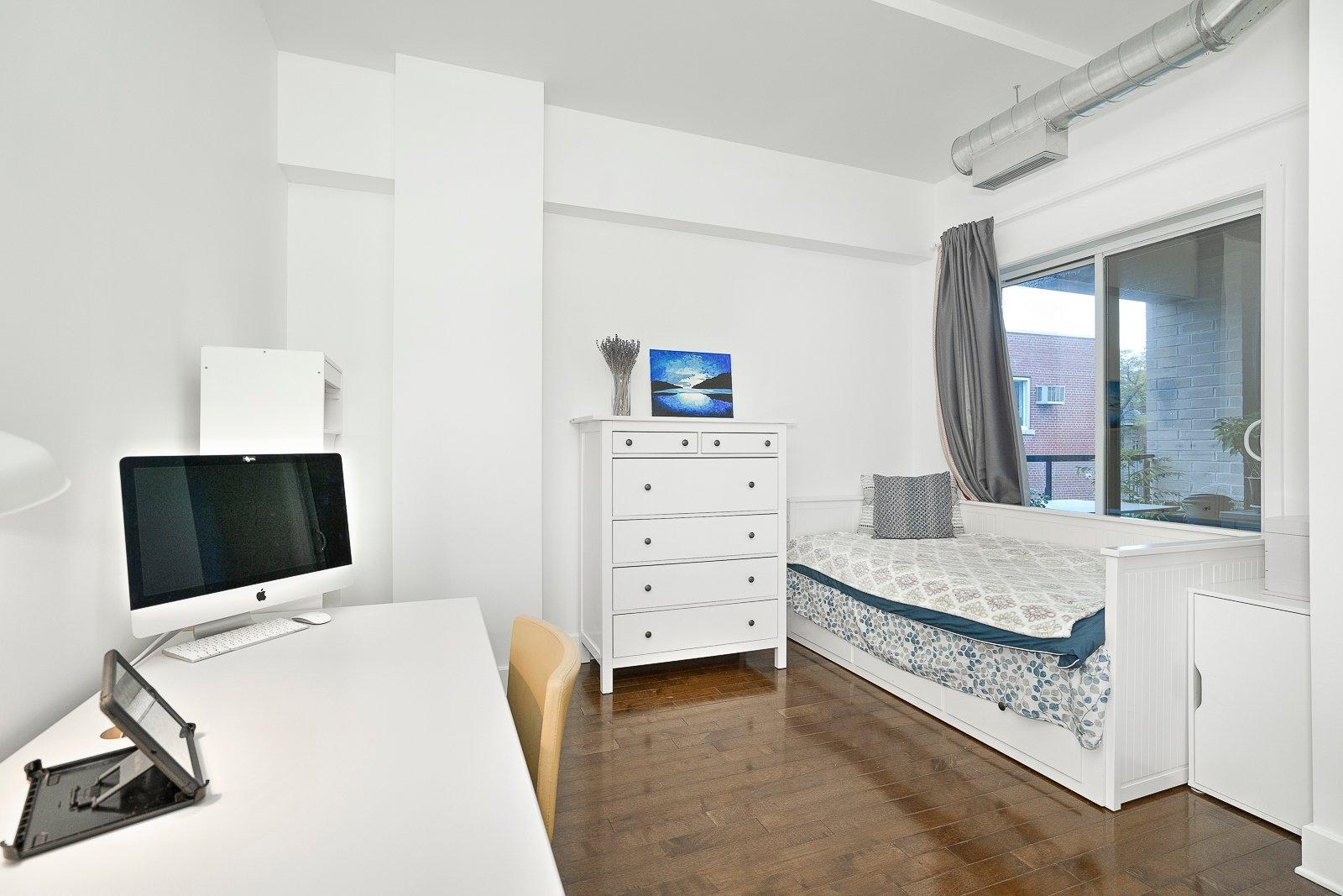 









2375


Av. Ekers

, 204,
Mont-Royal,




QC
H3S1C6

