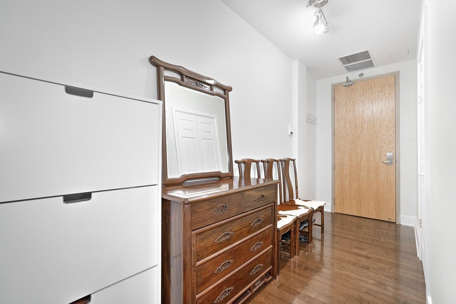 









2375


Av. Ekers

, 204,
Mont-Royal,




QC
H3S1C6

