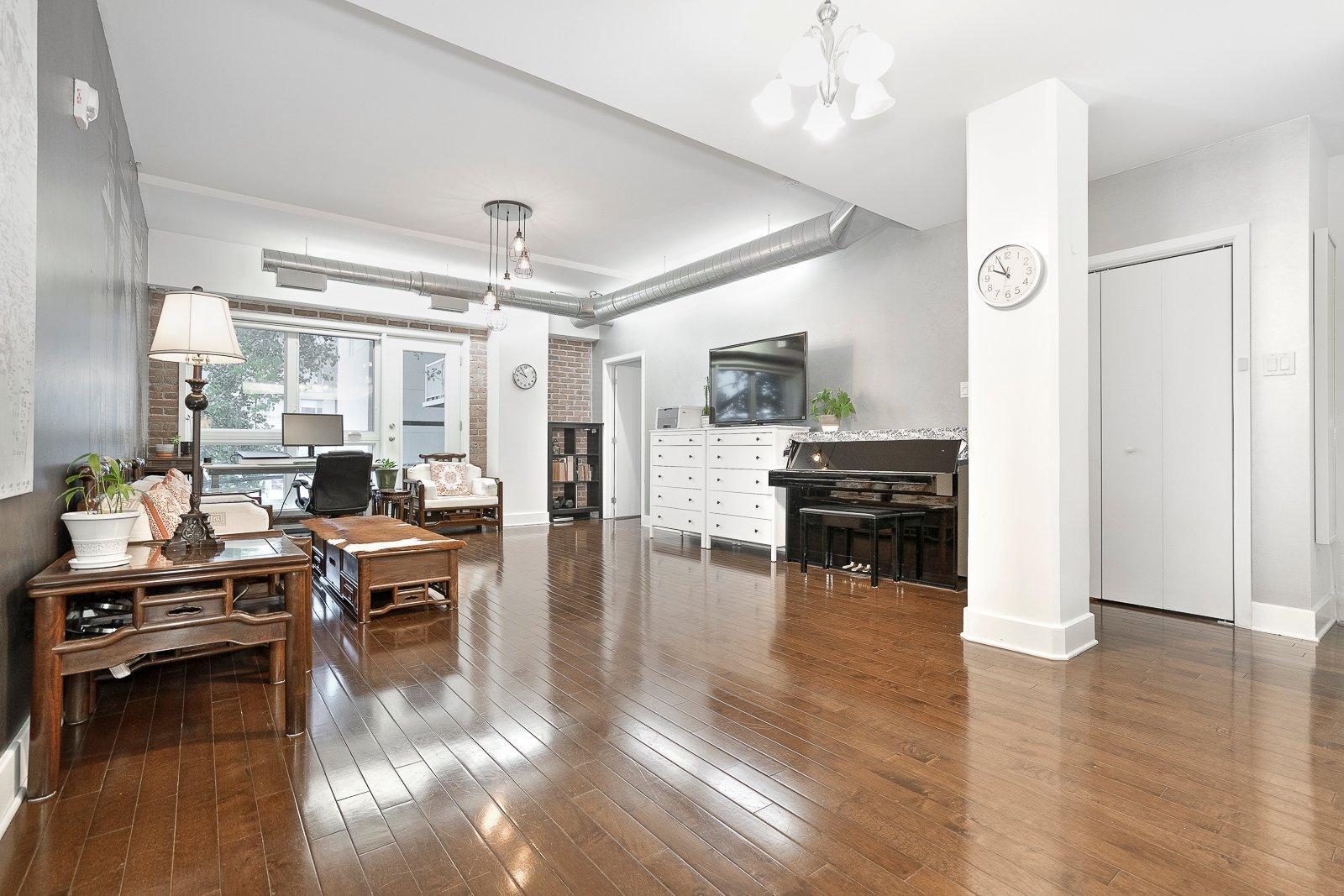 









2375


Av. Ekers

, 204,
Mont-Royal,




QC
H3S1C6

