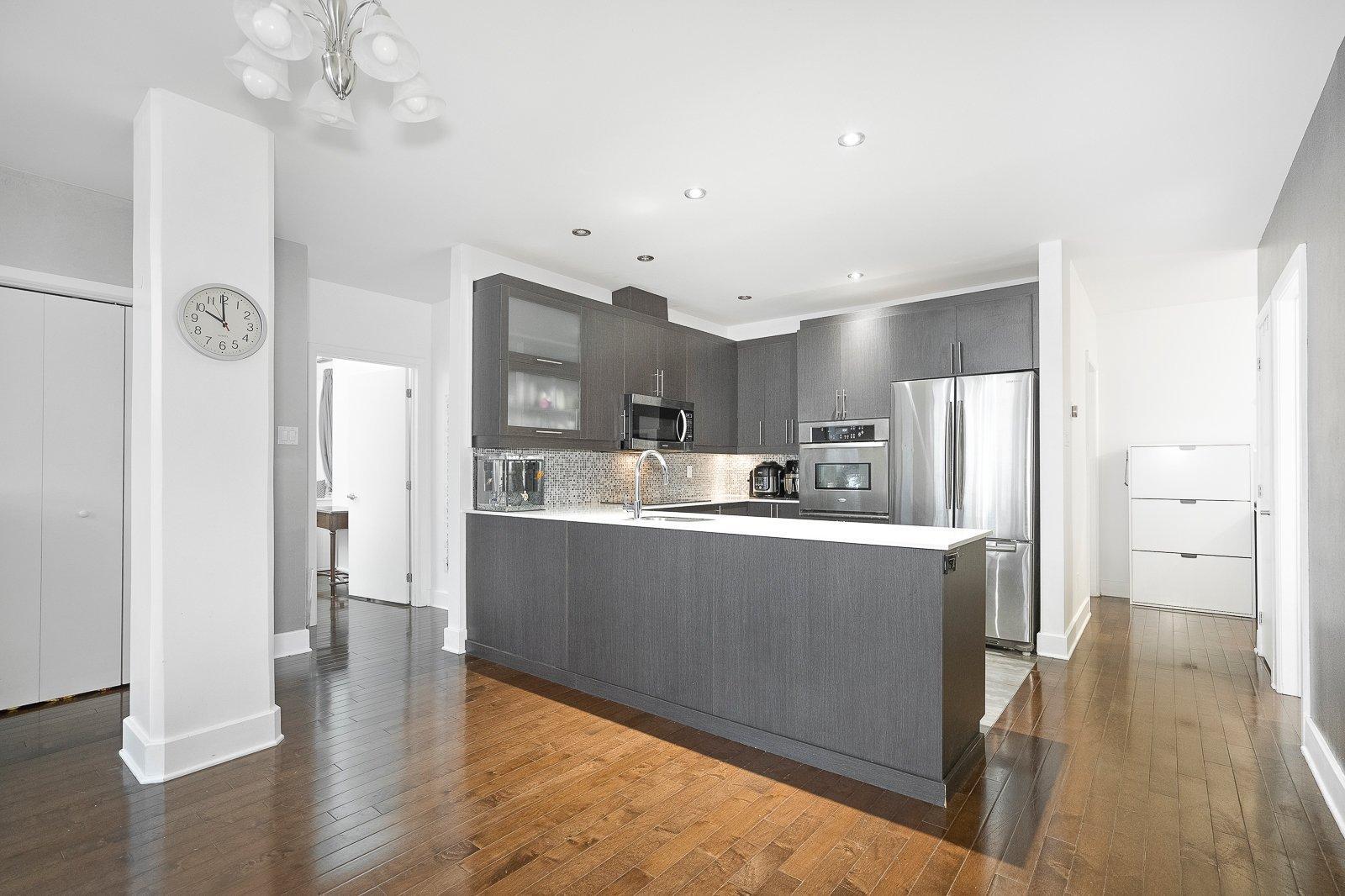 









2375


Av. Ekers

, 204,
Mont-Royal,




QC
H3S1C6

