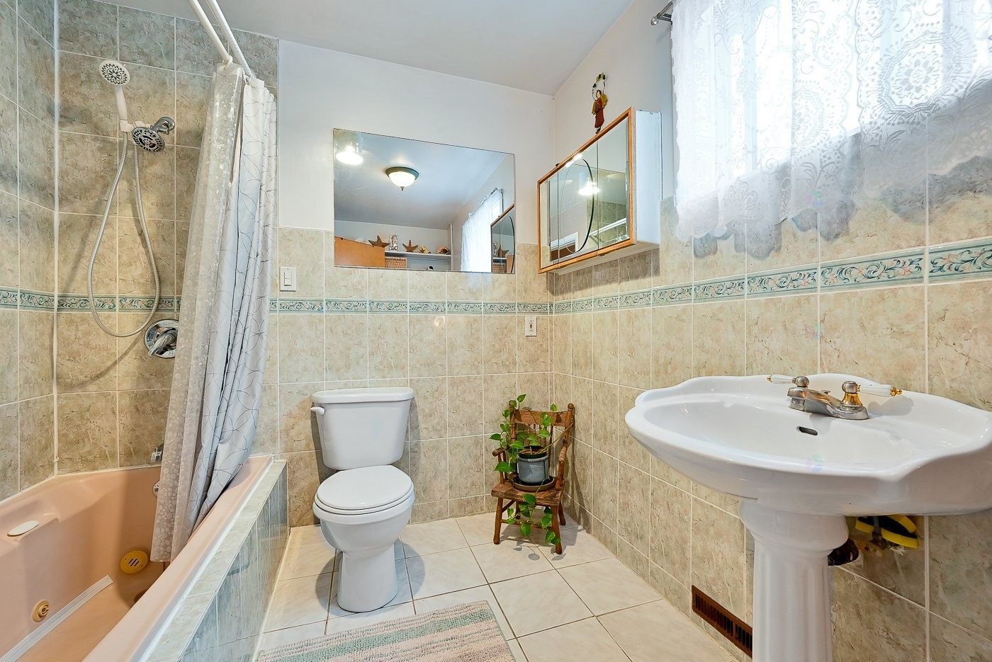 









208


Ch. St-Charles

,
Longueuil (Greenfield Park),




QC
J4V2K5

