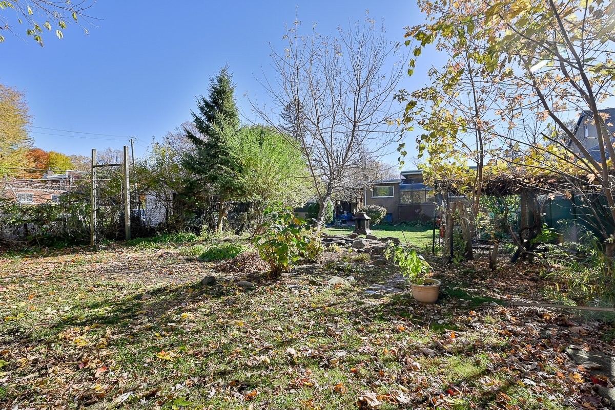 









208


Ch. St-Charles

,
Longueuil (Greenfield Park),




QC
J4V2K5

