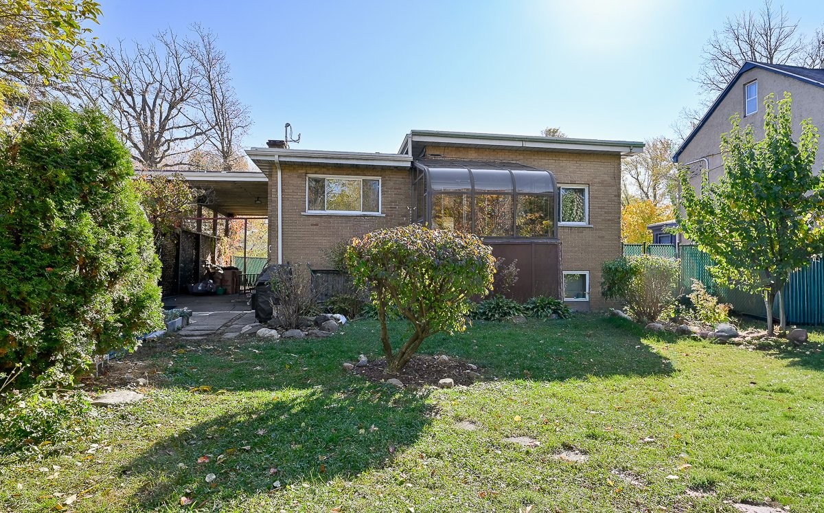 









208


Ch. St-Charles

,
Longueuil (Greenfield Park),




QC
J4V2K5

