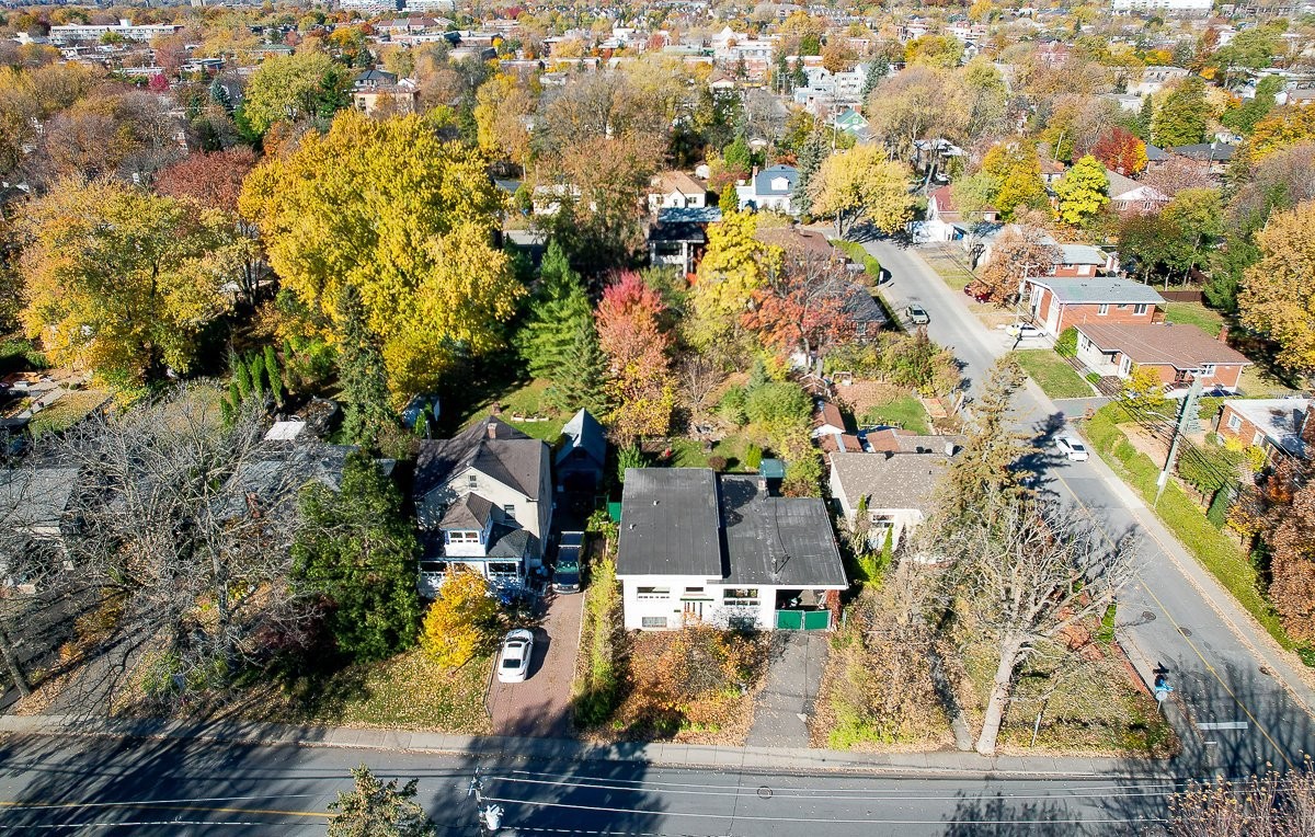 









208


Ch. St-Charles

,
Longueuil (Greenfield Park),




QC
J4V2K5

