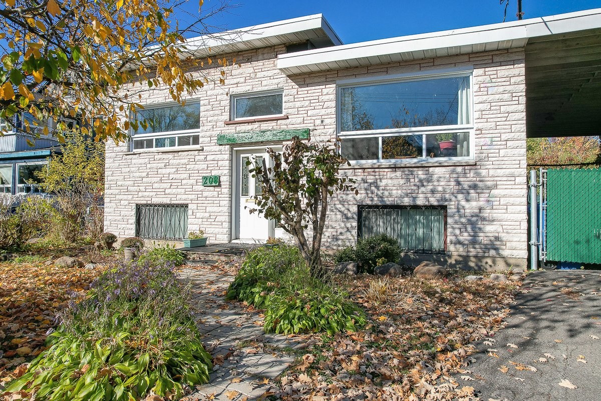 









208


Ch. St-Charles

,
Longueuil (Greenfield Park),




QC
J4V2K5

