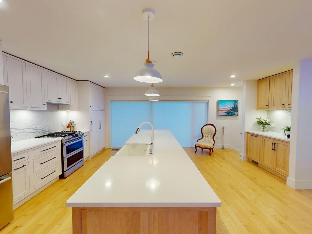 












6368 Edinburgh Street

,
Halifax,




NS
B3L 1W4

