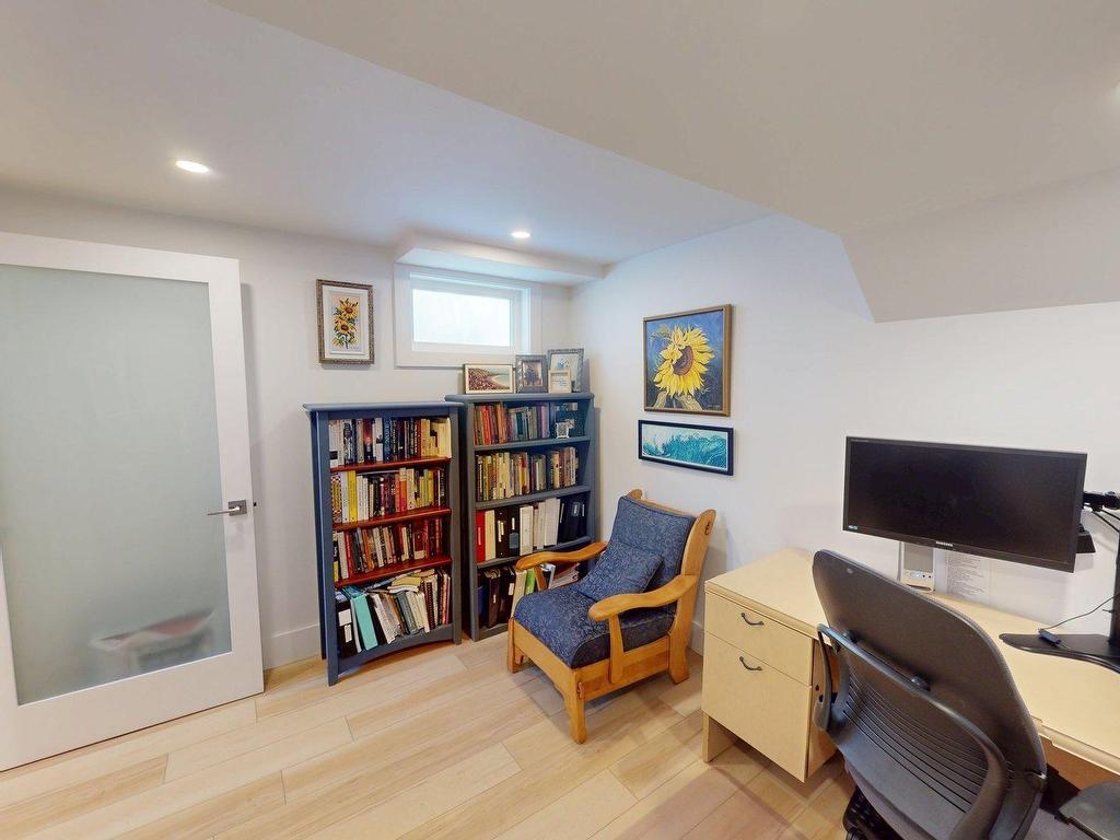 












6368 Edinburgh Street

,
Halifax,




NS
B3L 1W4

