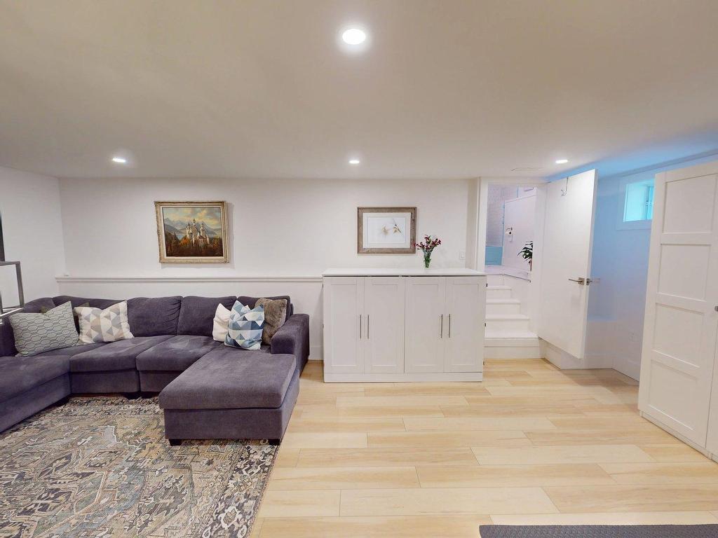 












6368 Edinburgh Street

,
Halifax,




NS
B3L 1W4

