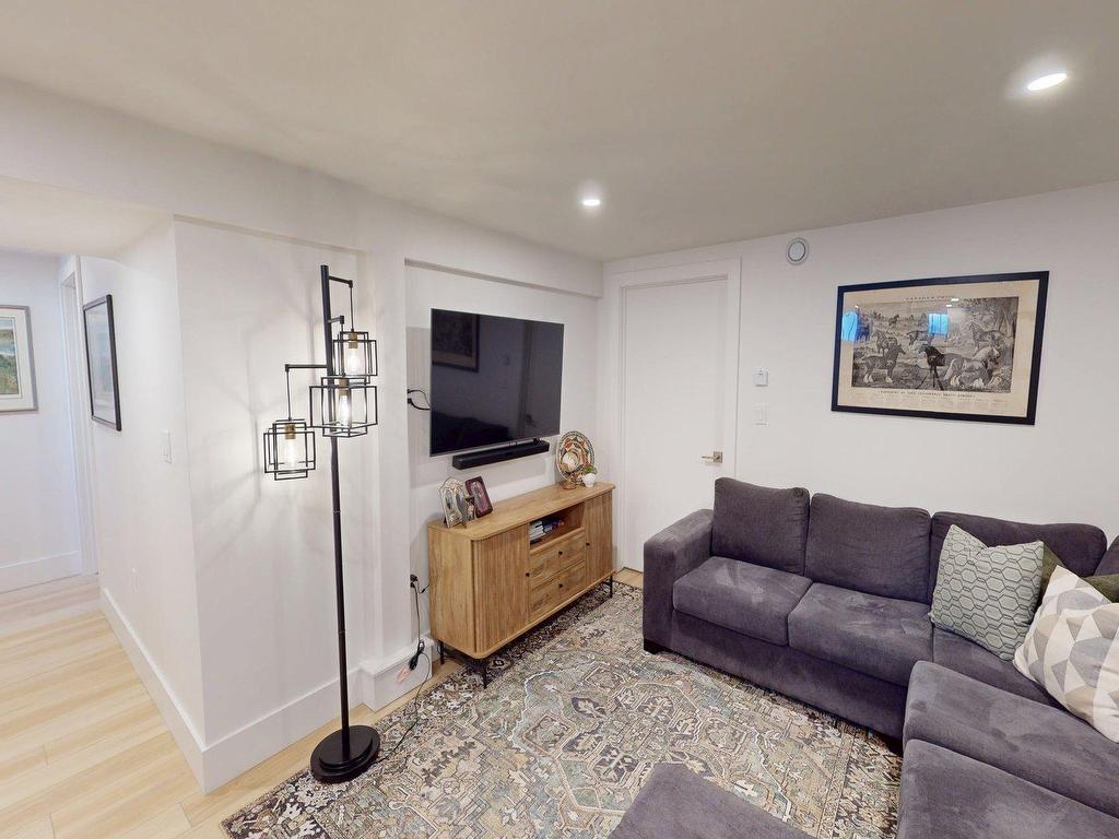 












6368 Edinburgh Street

,
Halifax,




NS
B3L 1W4

