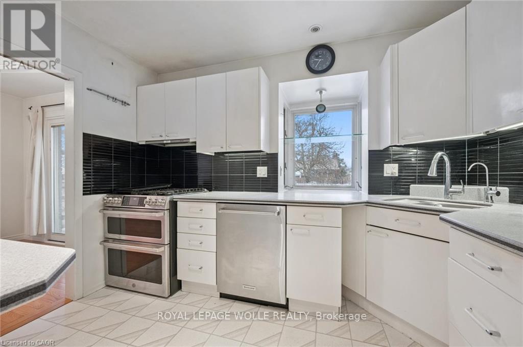 












123 LORRAINE AVENUE

,
Kitchener,




Ontario
N2B2N1

