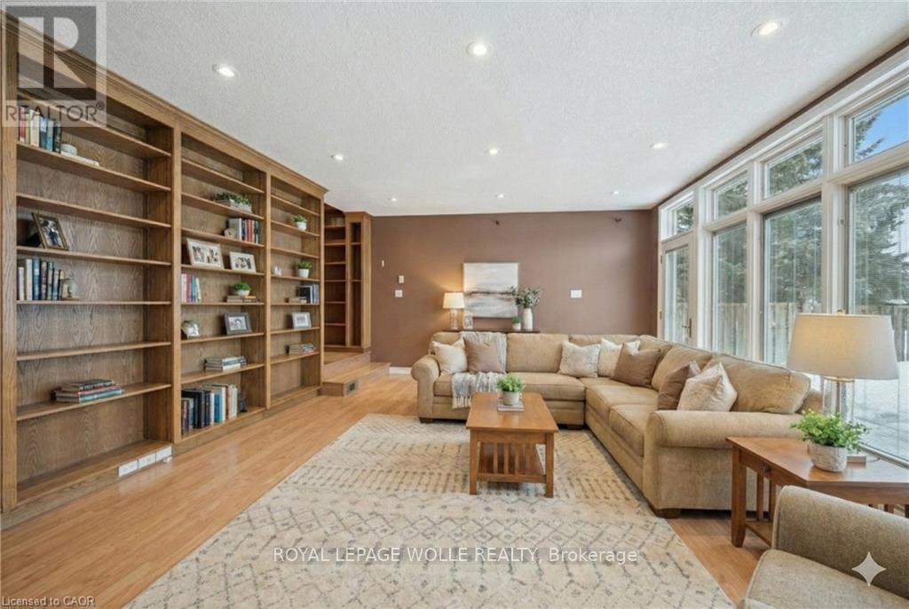 












123 LORRAINE AVENUE

,
Kitchener,




Ontario
N2B2N1

