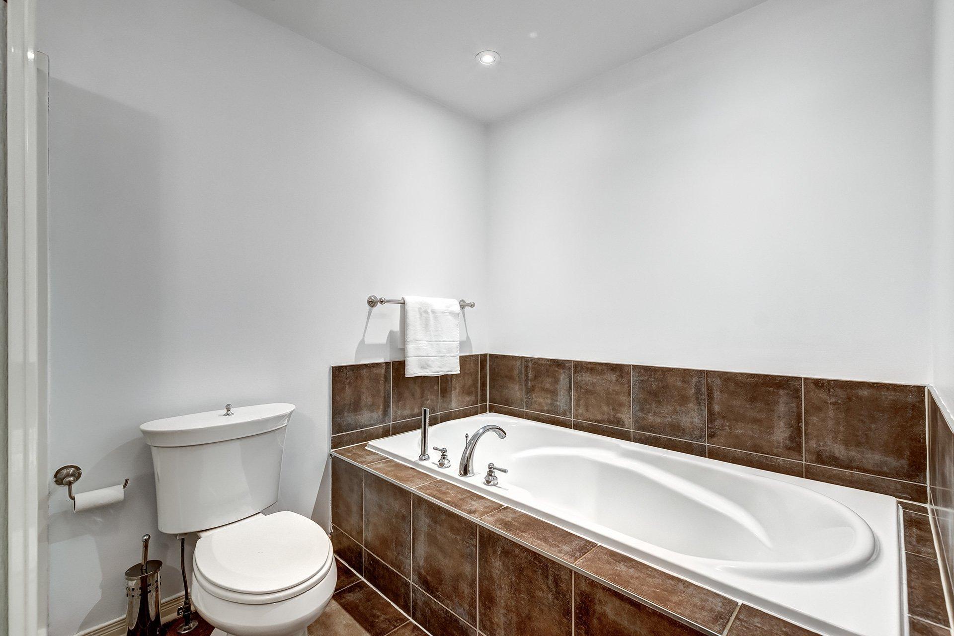 









2686


Av. Ernest-Hemingway

,
Montréal (Saint-Laurent),




QC
H4R3E7

