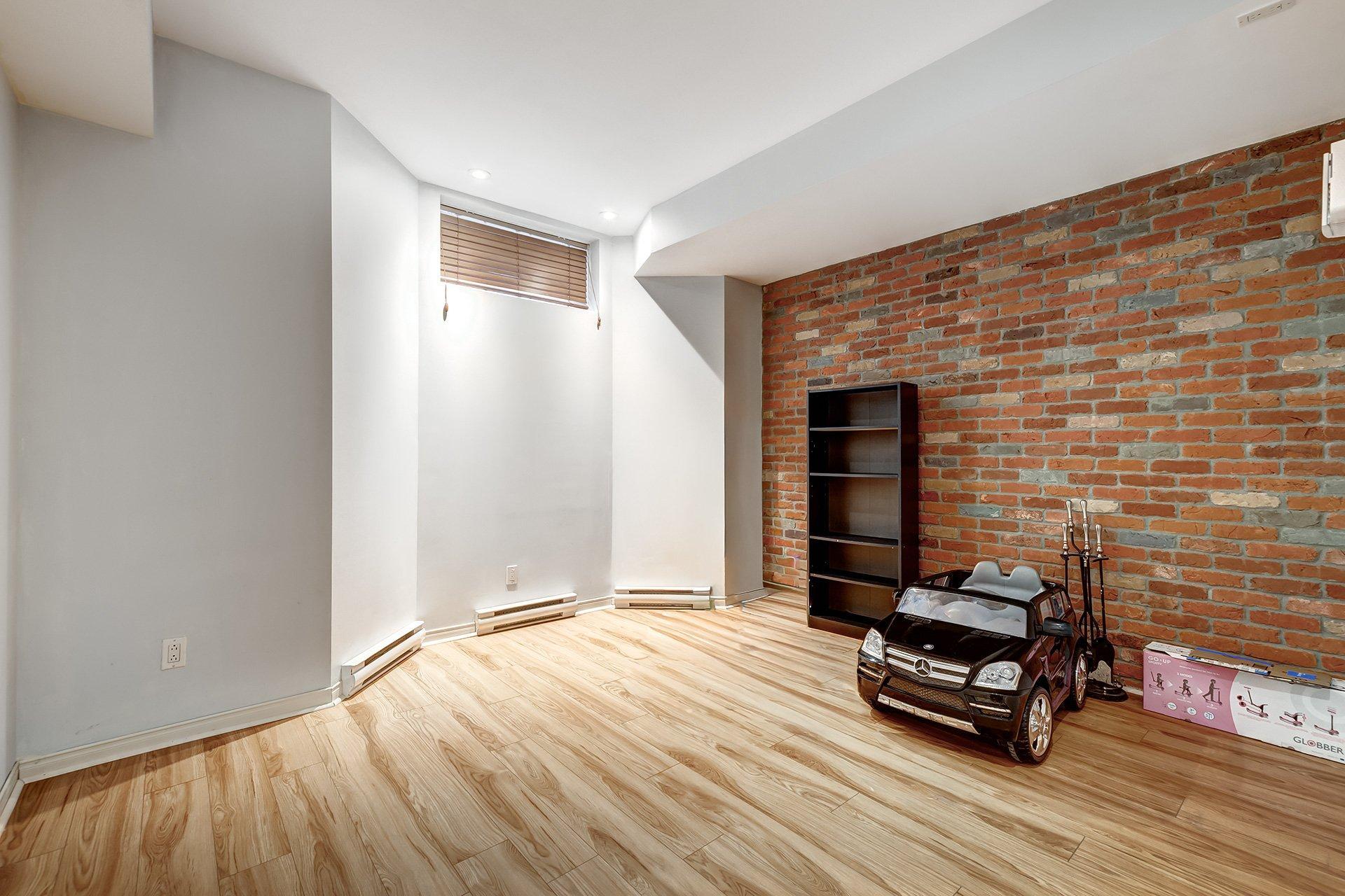 









2686


Av. Ernest-Hemingway

,
Montréal (Saint-Laurent),




QC
H4R3E7

