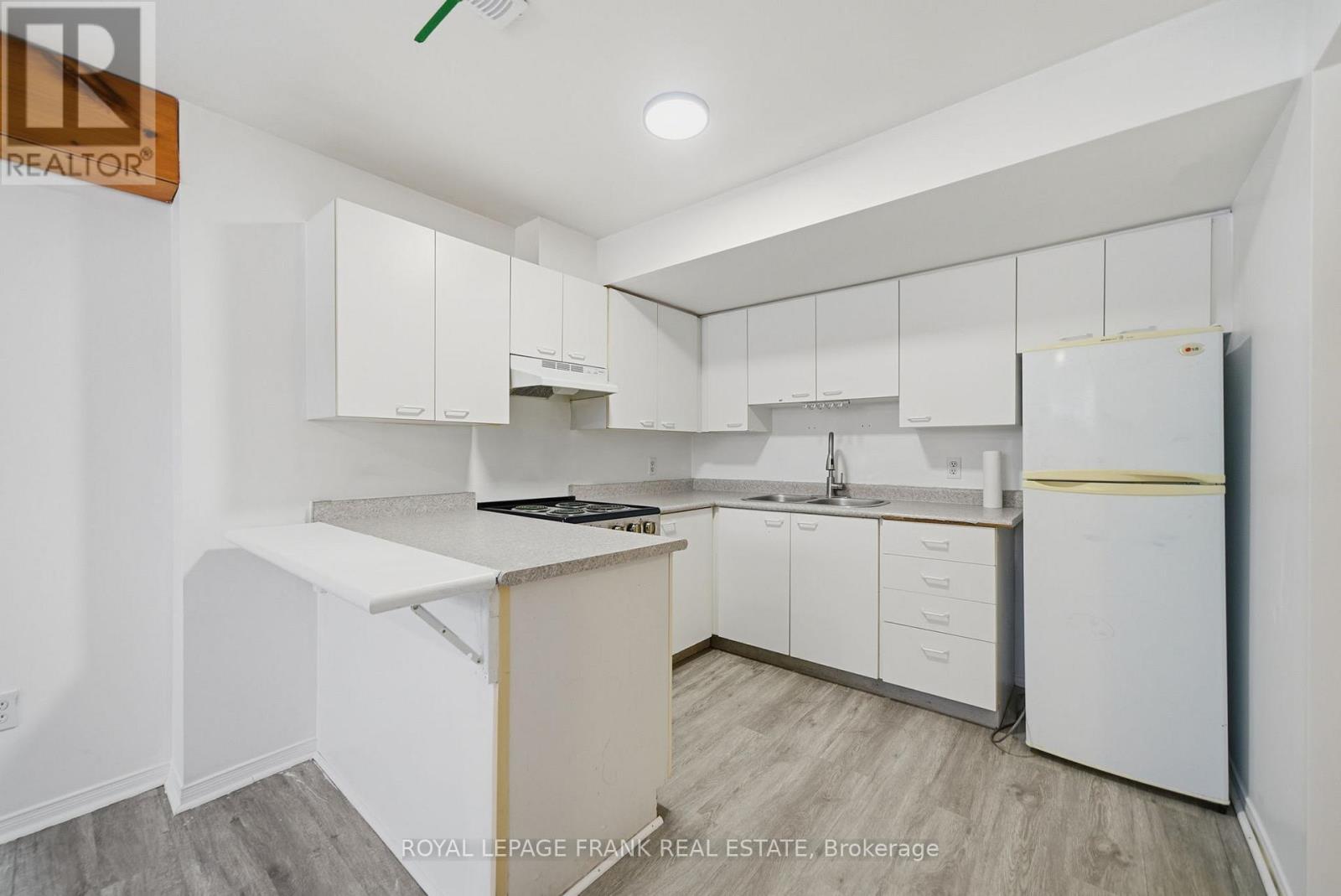 












10 FLAVELLE CRESCENT

,
Kawartha Lakes (Lindsay),




Ontario
K9V6E2

