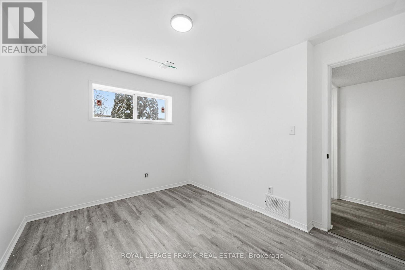 












10 FLAVELLE CRESCENT

,
Kawartha Lakes (Lindsay),




Ontario
K9V6E2

