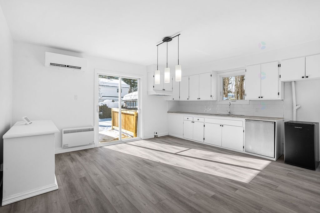 









594


Rue Ouimet

,
Saint-Jérôme,




QC
J7Z1R2

