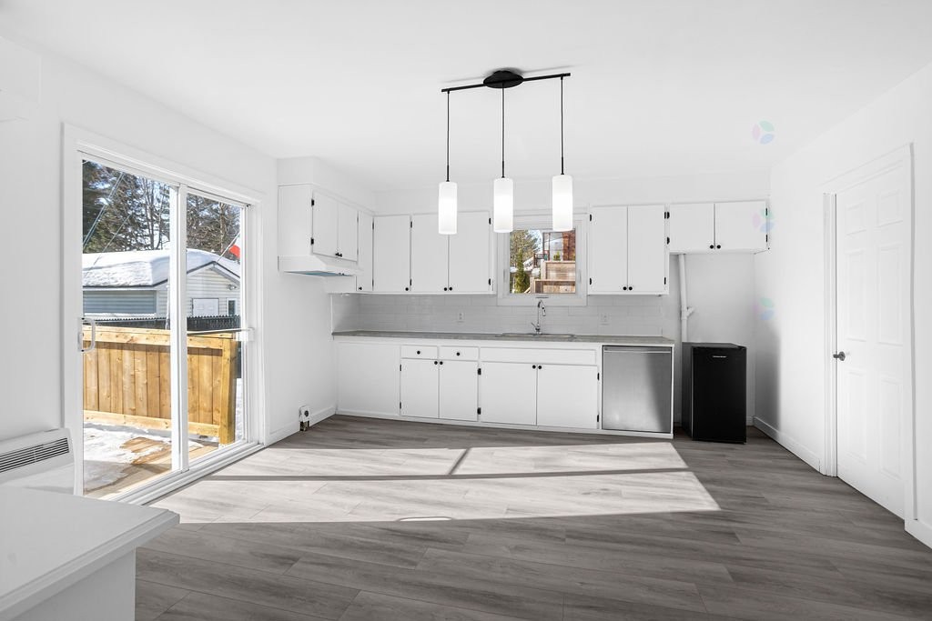 









594


Rue Ouimet

,
Saint-Jérôme,




QC
J7Z1R2

