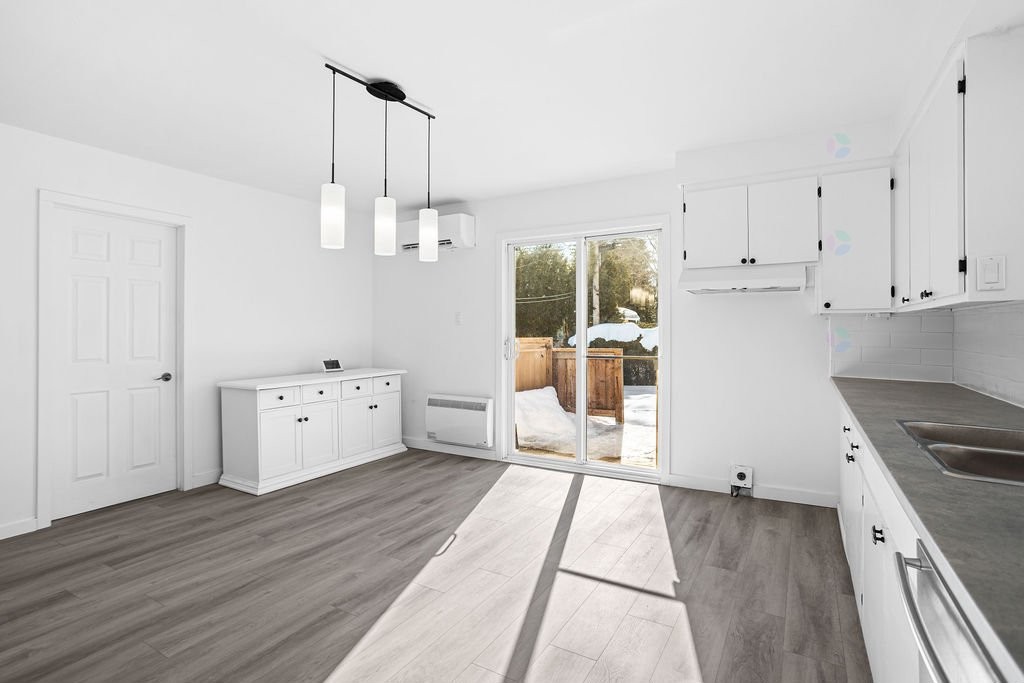 









594


Rue Ouimet

,
Saint-Jérôme,




QC
J7Z1R2

