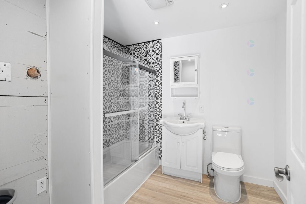 









594


Rue Ouimet

,
Saint-Jérôme,




QC
J7Z1R2

