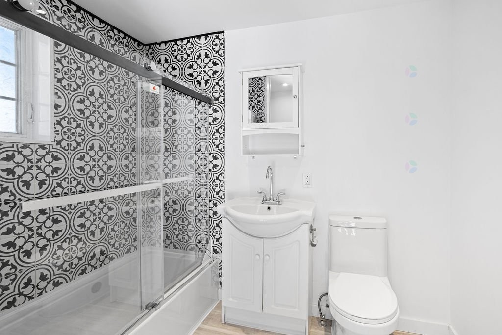 









594


Rue Ouimet

,
Saint-Jérôme,




QC
J7Z1R2

