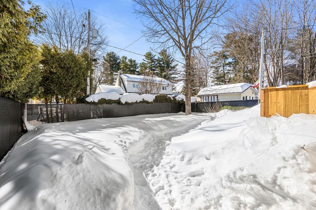 









594


Rue Ouimet

,
Saint-Jérôme,




QC
J7Z1R2

