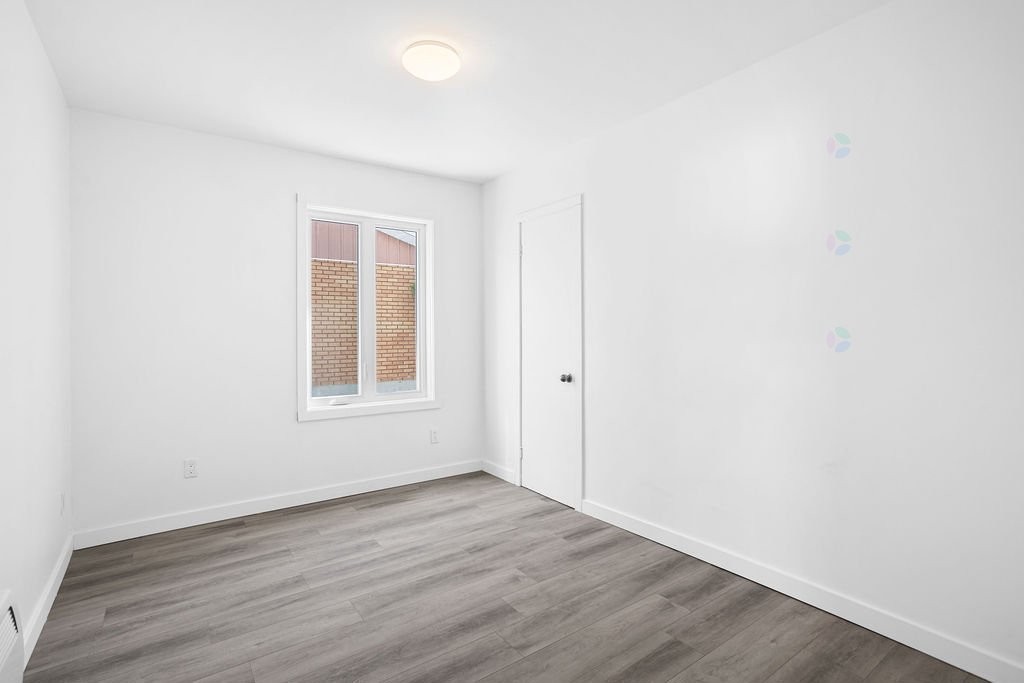 









594


Rue Ouimet

,
Saint-Jérôme,




QC
J7Z1R2

