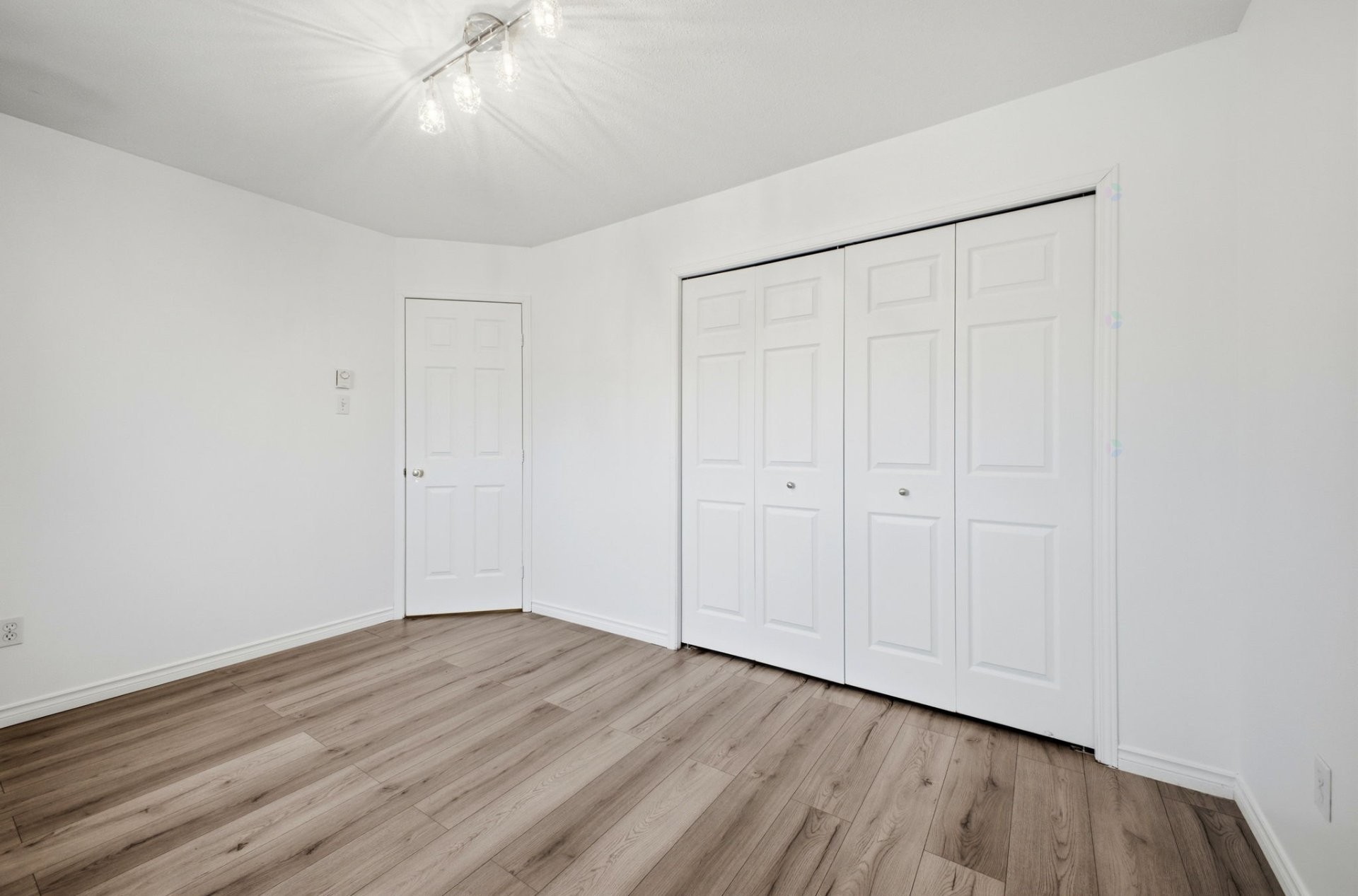 









321


Rue Champlain

, C,
Gatineau (Hull),




QC
J8X3S3

