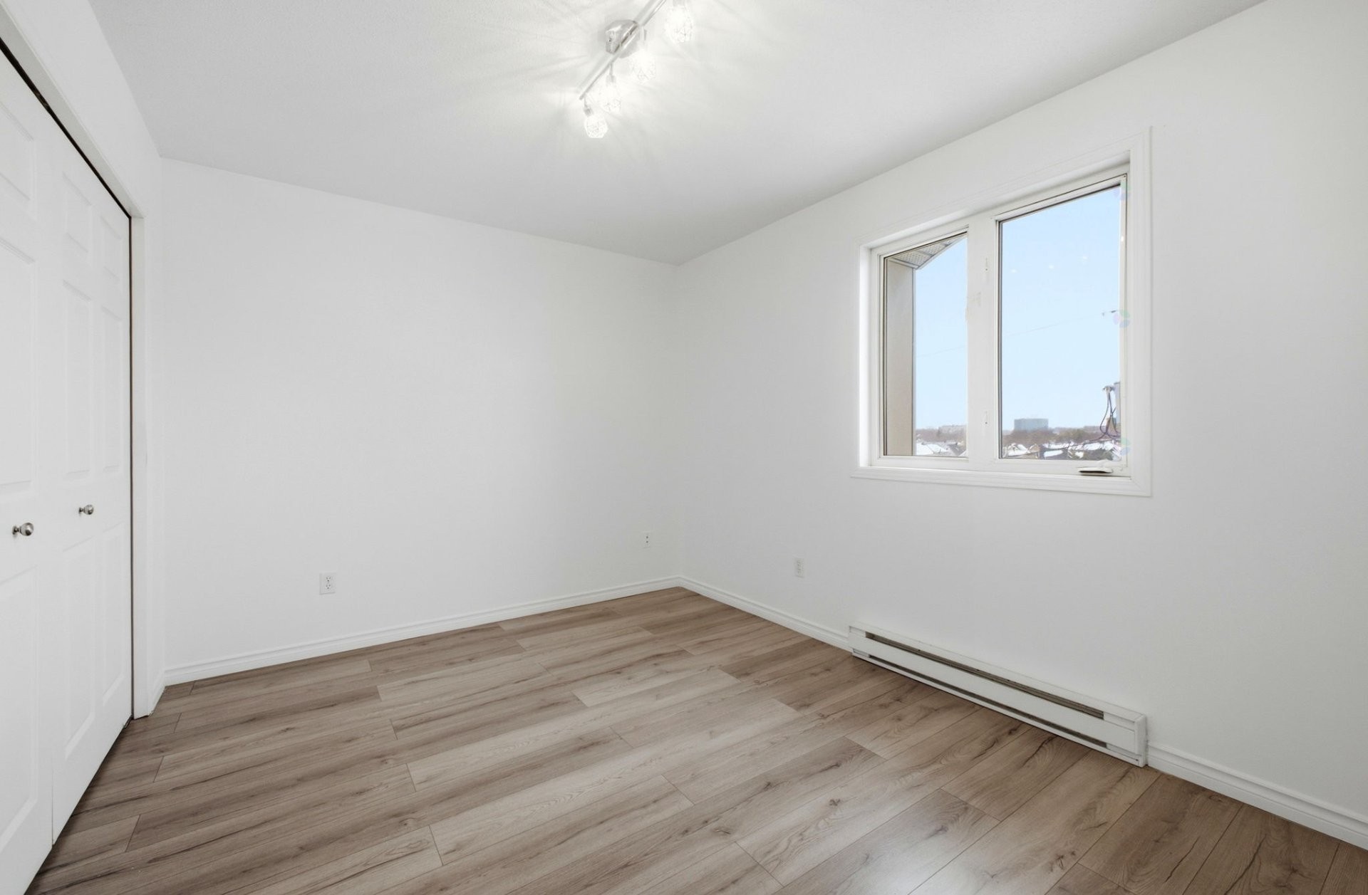 









321


Rue Champlain

, C,
Gatineau (Hull),




QC
J8X3S3

