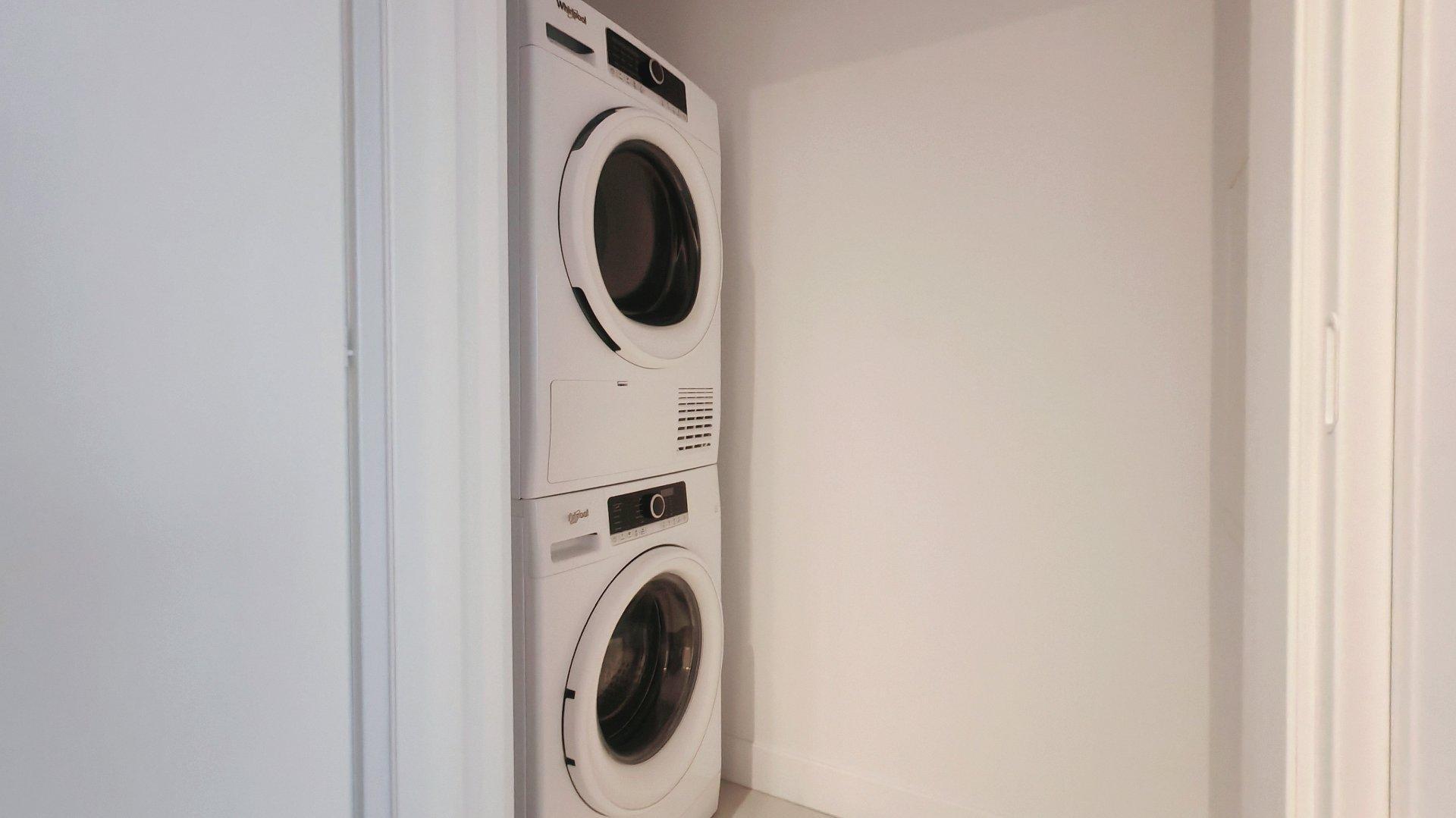 









1205


Place Phillips

, 4701,
Montréal (Ville-Marie),




QC
H3B0H3

