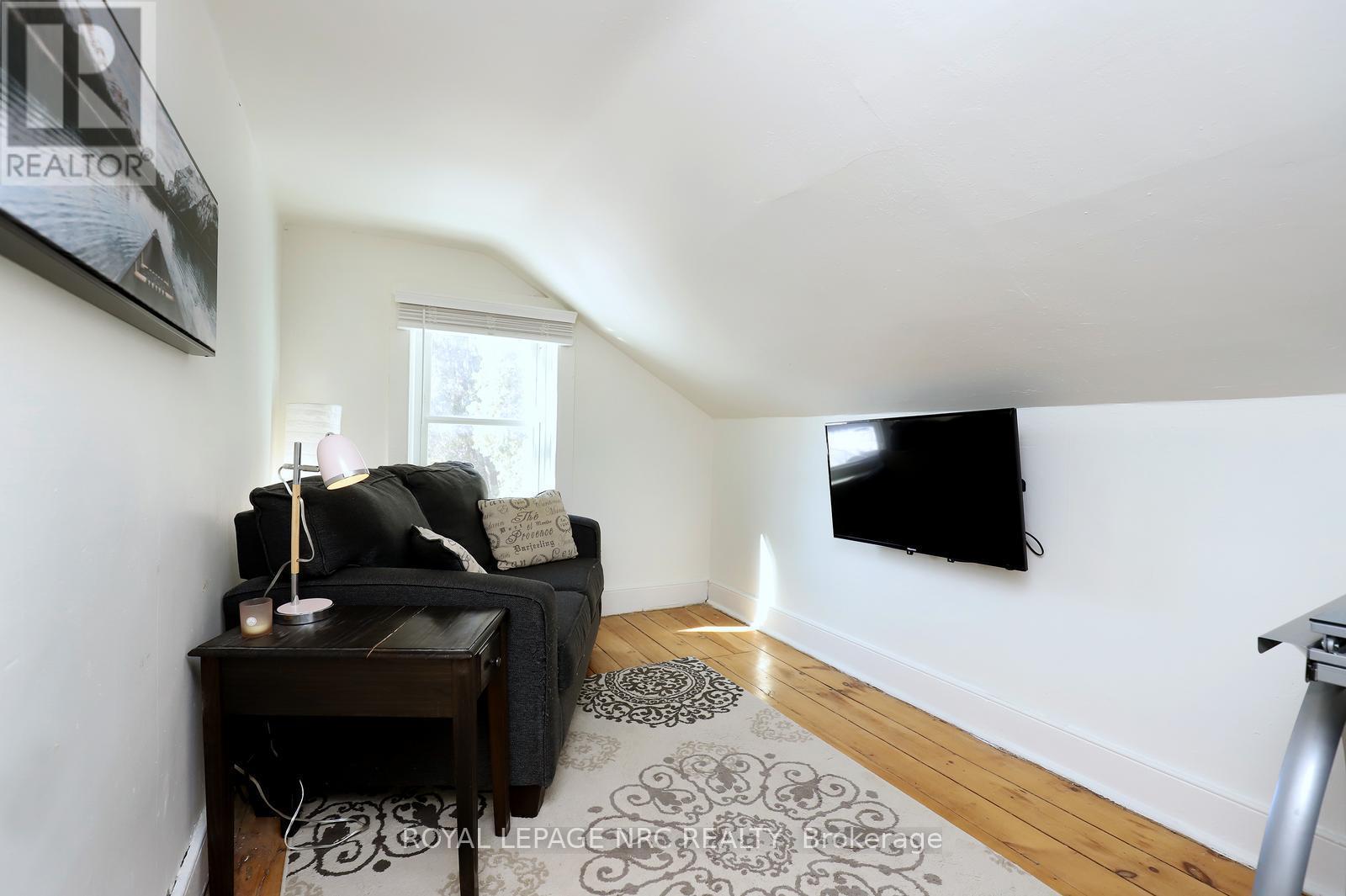 












1 JOHN AVENUE

,
Brant,




Ontario
N3L2S8

