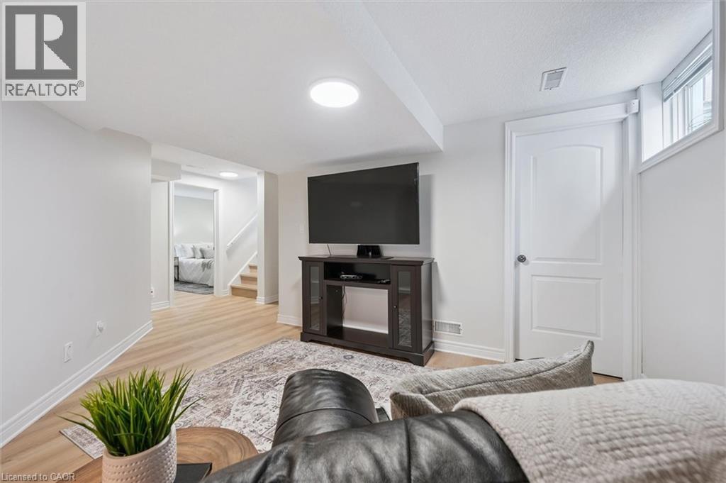 












273 CARRINGTON Drive

,
Guelph,




Ontario
N1G5H3

